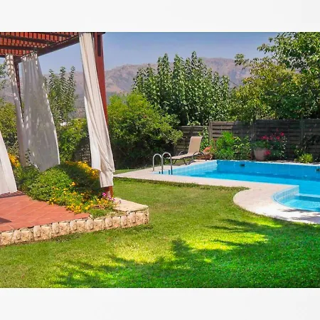 Skine With Private Pool And Garden Hanya